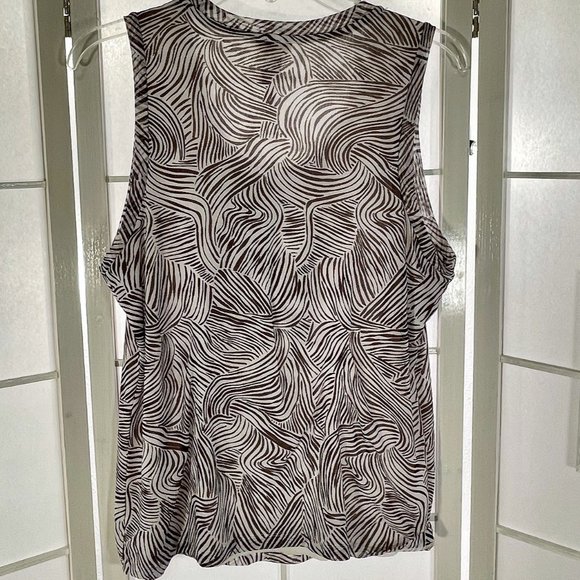 Chico’s Brown & White Swirls Sleeveless Shell Tuxedo Ruffle bib - Picture 9 of 10